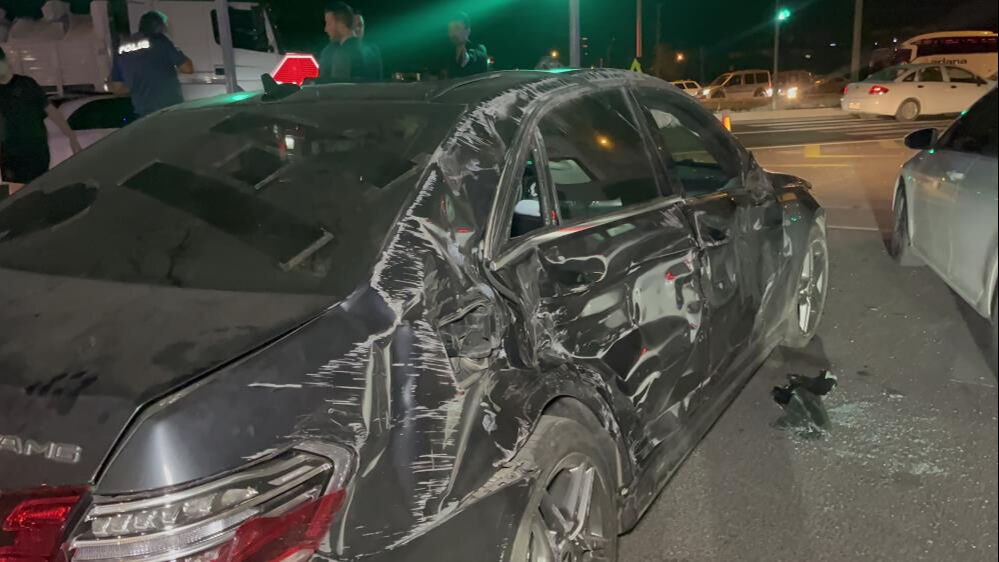 Aksaray'da feci kaza! Tırla &ccedil;arpışan l&uuml;ks ara&ccedil; hurdaya d&ouml;nd&uuml;: 6 yaralı - 2. Resim