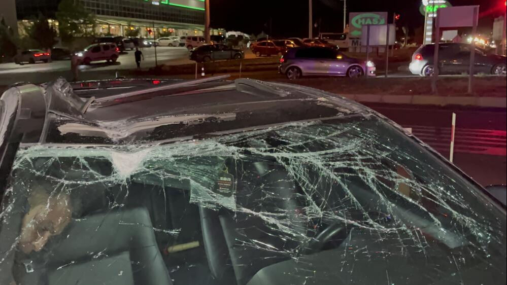 Aksaray'da feci kaza! Tırla &ccedil;arpışan l&uuml;ks ara&ccedil; hurdaya d&ouml;nd&uuml;: 6 yaralı - 1. Resim