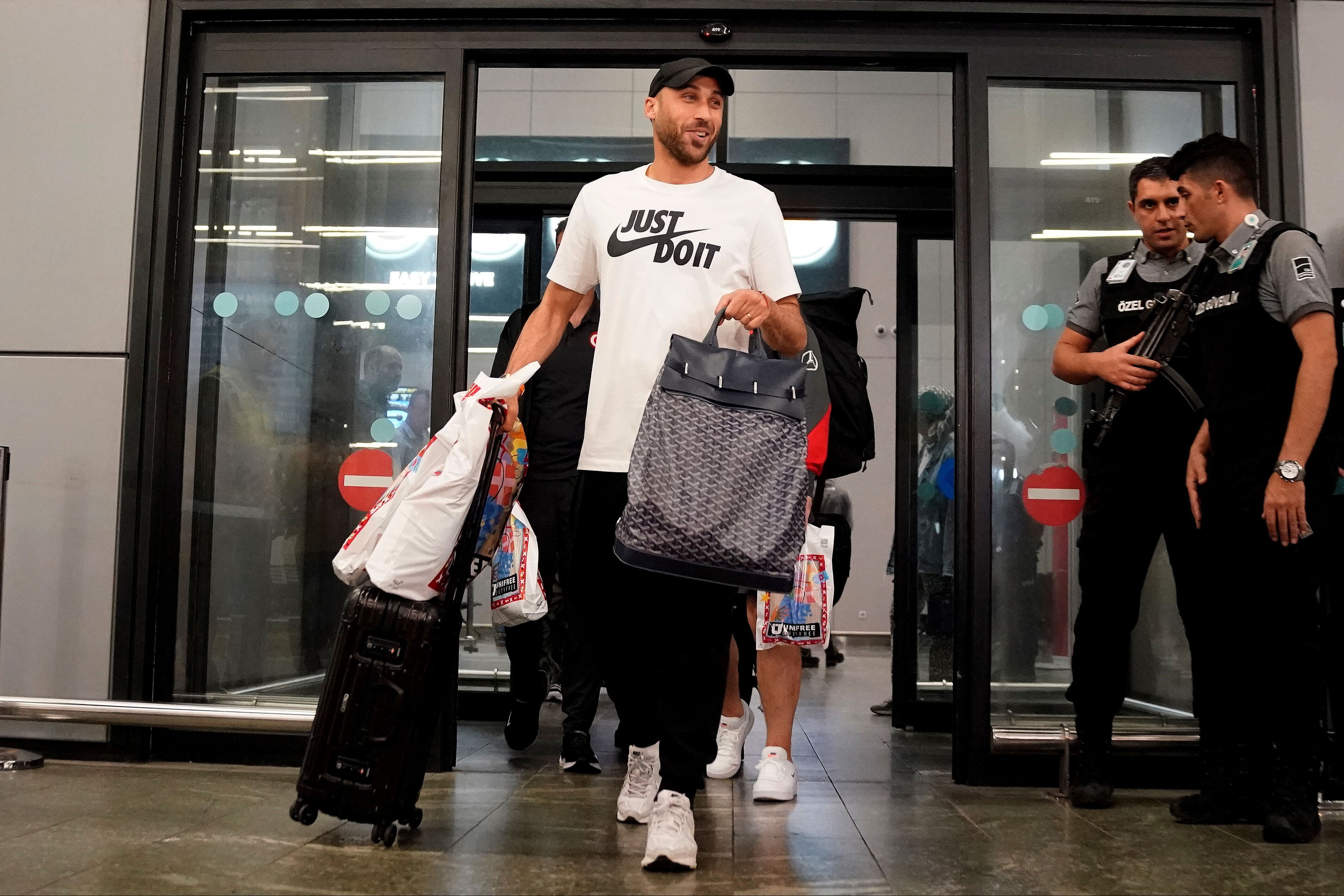 A Milli futbolcu Cenk Tosun: “Türk olmak zordur çünkü bütün dünyaya karşı savaşmak zorundasın” Cenk Tosun: “Burada yaptıklarımız sadece fragmandı” - 1. Resim