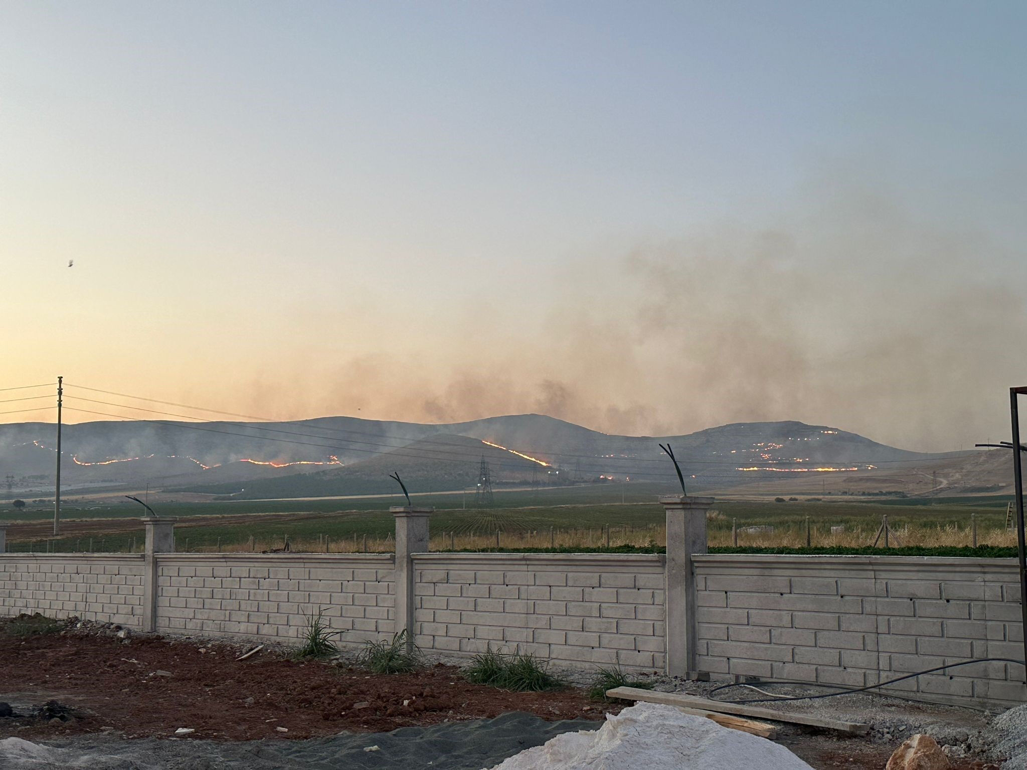 Dün gece Göbeklitepe'ye 7 km uzakta başlayan makilik alandaki yangın söndürüldü Dün gece Göbeklitepe'ye 7 km uzakta başlayan makilik alandaki yangın söndürüldü - 1. Resim