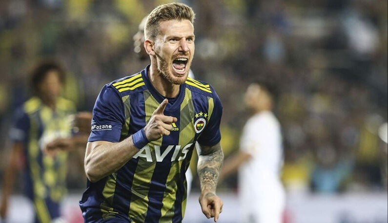 Fenerbahçe ayrılığı duyurdu! Yıldız isim kamptan apar topar ayrıldı - 1. Resim