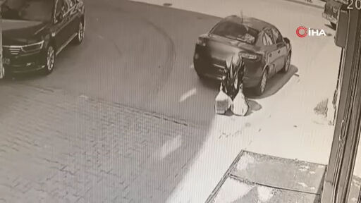 Konya'da poşetlerini düzeltmek için duran bir kadına araba çarptı - 2. Resim