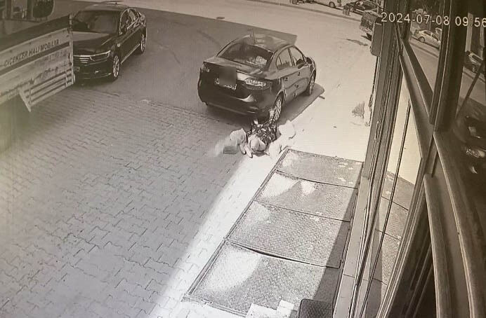 Konya'da poşetlerini düzeltmek için duran bir kadına araba çarptı - 3. Resim