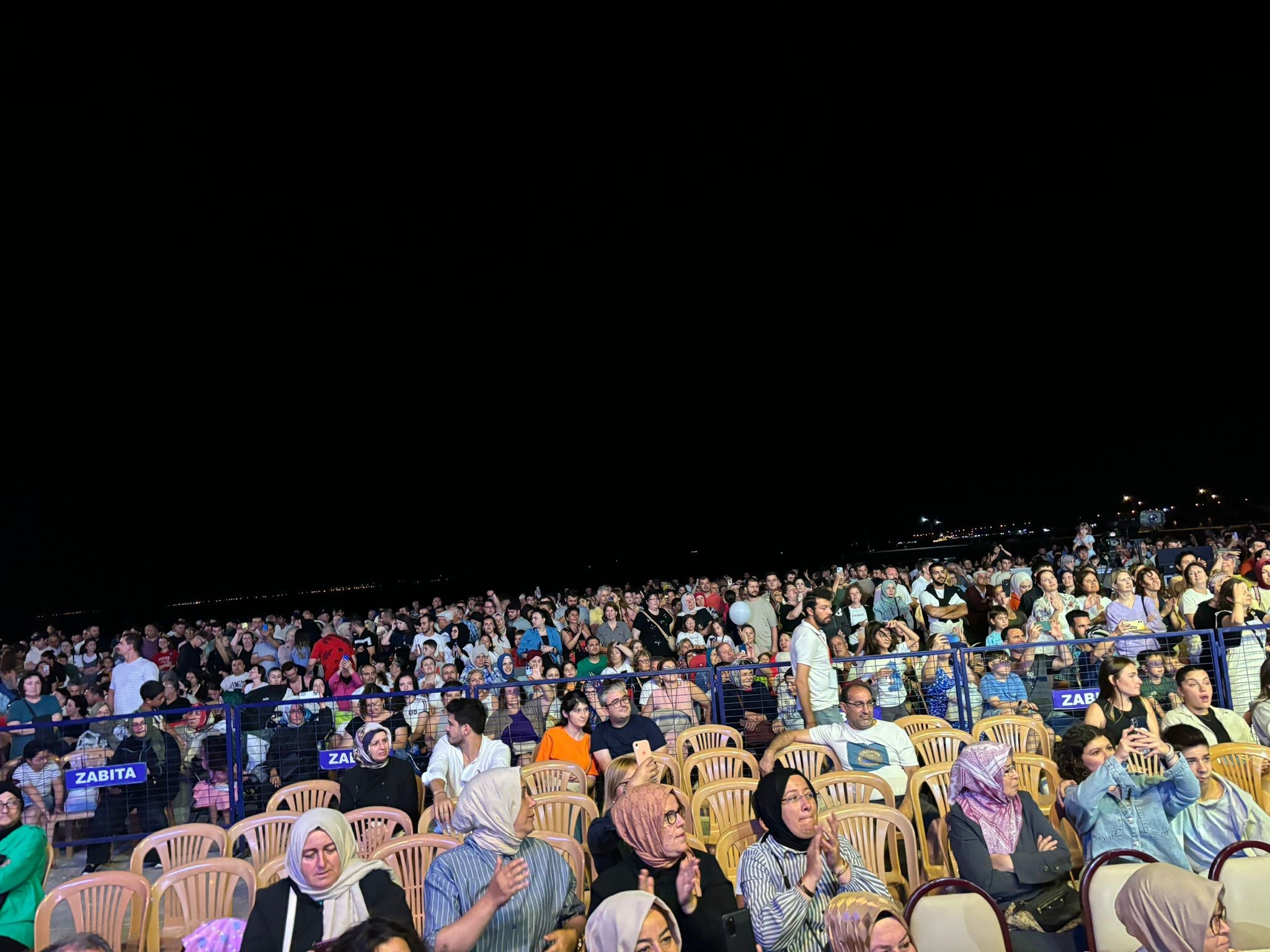 Merve Özbey binlerce kişiyi alanda bırakarak şehri terk etti! - 3. Resim