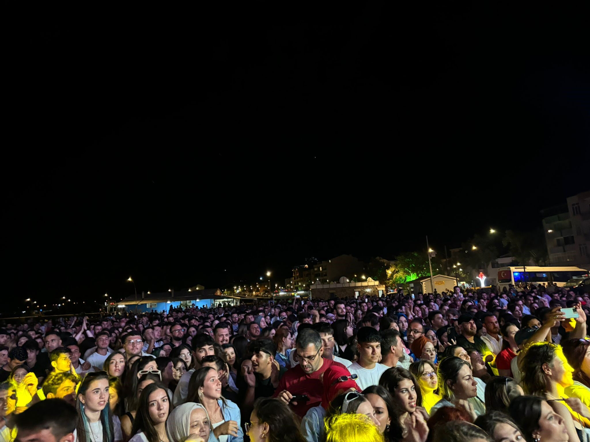 Merve Özbey binlerce kişiyi alanda bırakarak şehri terk etti! - 2. Resim