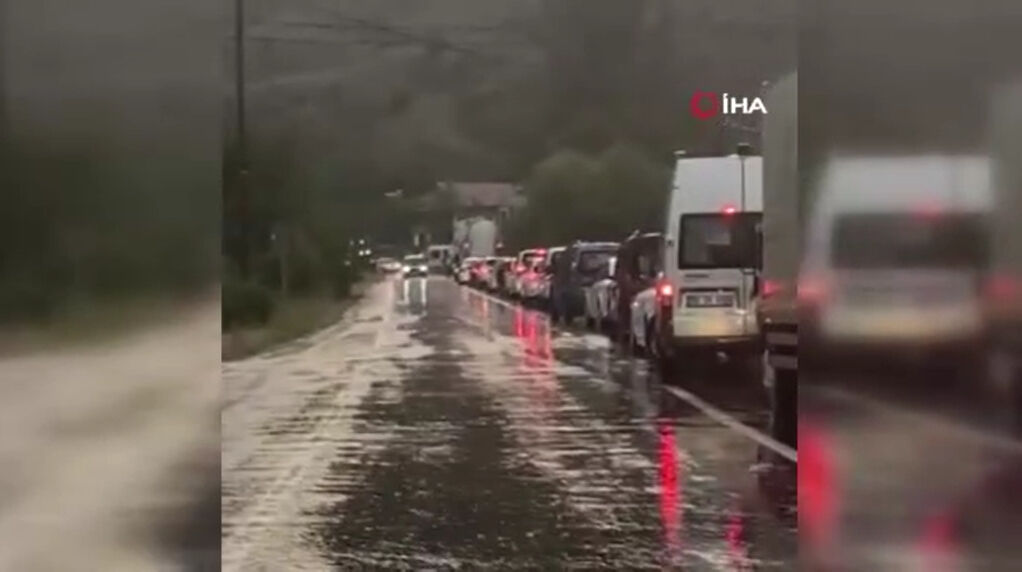 Meteoroloji sarı kodla uyarmıştı! Sağanak yağışın vurduğu Gümüşhane'de karayolu kapandı - 4. Resim