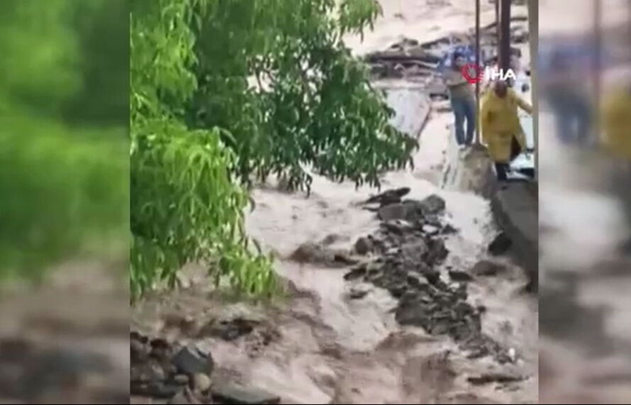 Meteoroloji sarı kodla uyarmıştı! Sağanak yağışın vurduğu Gümüşhane'de karayolu kapandı - 2. Resim