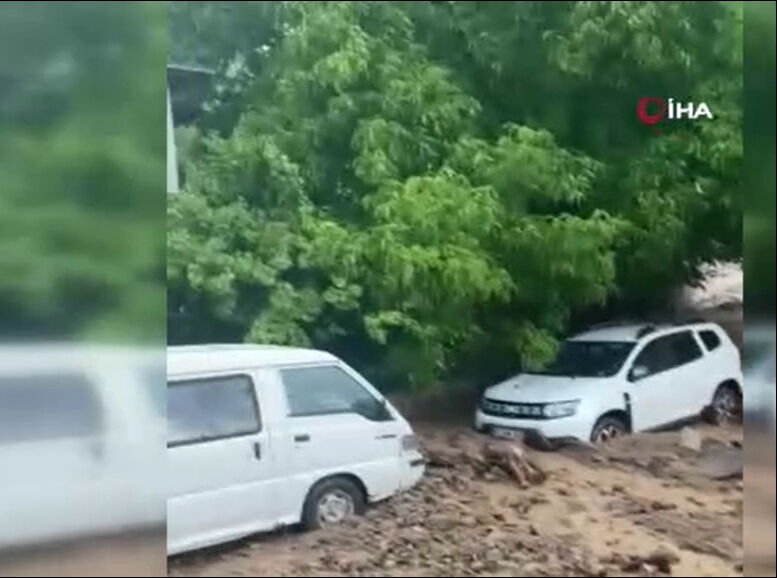 Meteoroloji sarı kodla uyarmıştı! Sağanak yağışın vurduğu Gümüşhane'de karayolu kapandı - 3. Resim