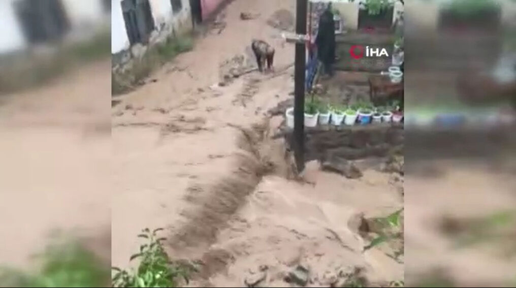 Meteoroloji sarı kodla uyarmıştı! Sağanak yağışın vurduğu Gümüşhane'de karayolu kapandı - 1. Resim
