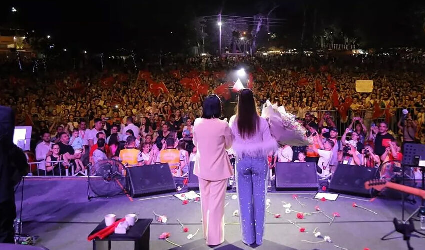 Van konserinde sahneye pet şişeler fırlatılan Bengü Edirne’de çiçeklere boğuldu - 2. Resim