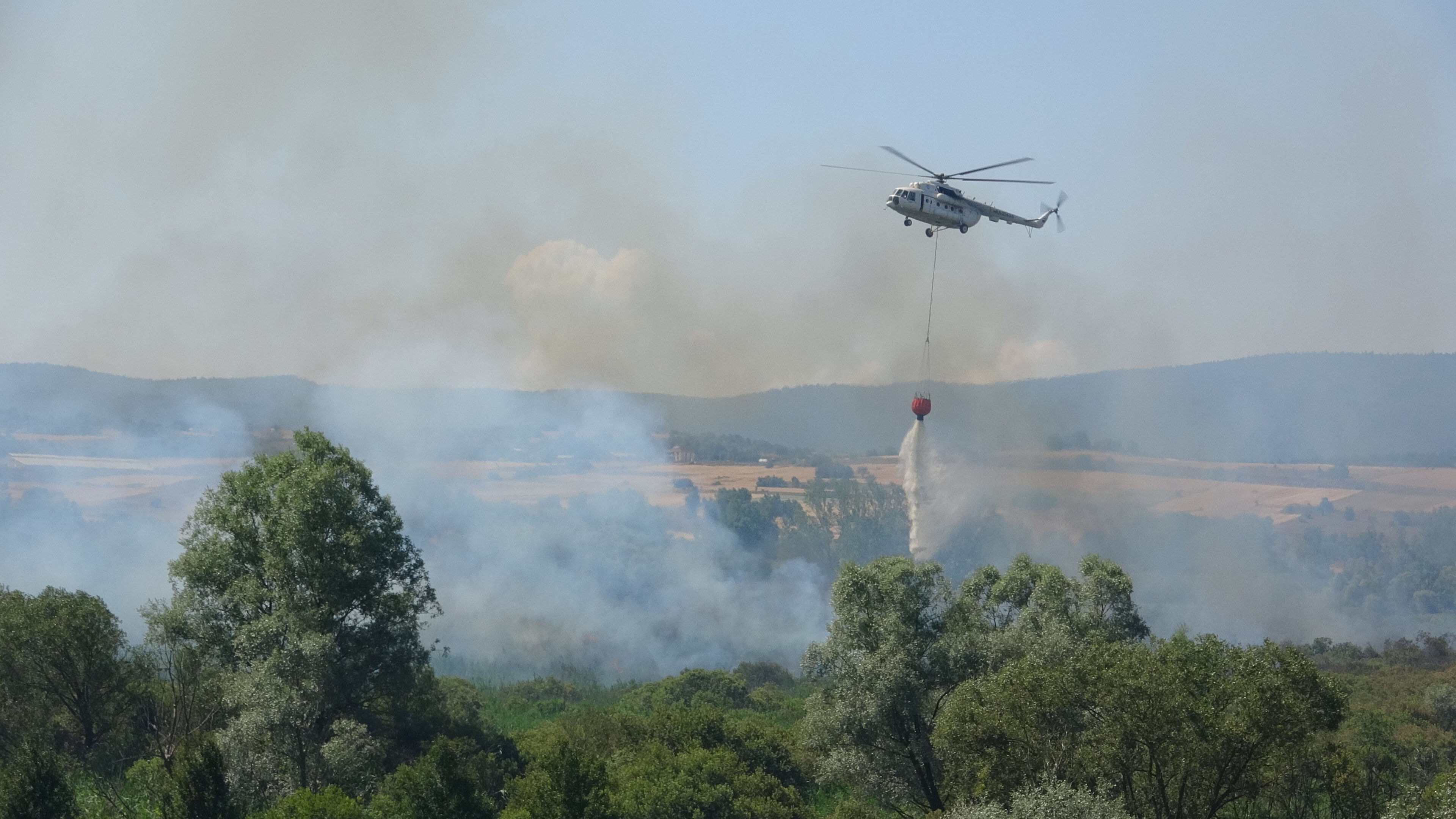 Yurdun dört bir yanında orman yangını! Müdahaleler sürüyor, yerleşim yerleri risk altında Yurdun dört bir yanında orman yangını! Müdahaleler sürüyor, yerleşim yerleri risk altında - 4. Resim