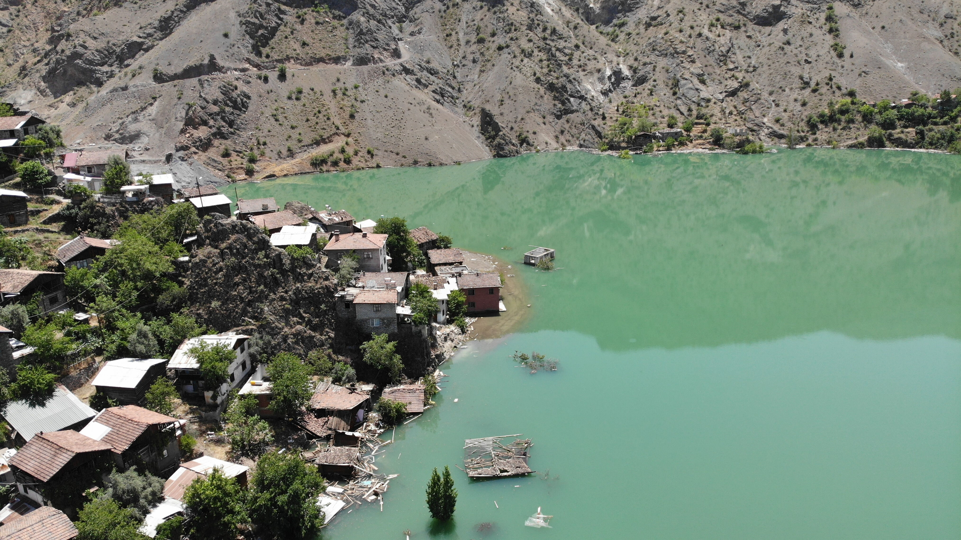 75 yaşında, koca köyde tek başına! Sular evinin duvarına dayanınca mahsur kaldı - 1. Resim