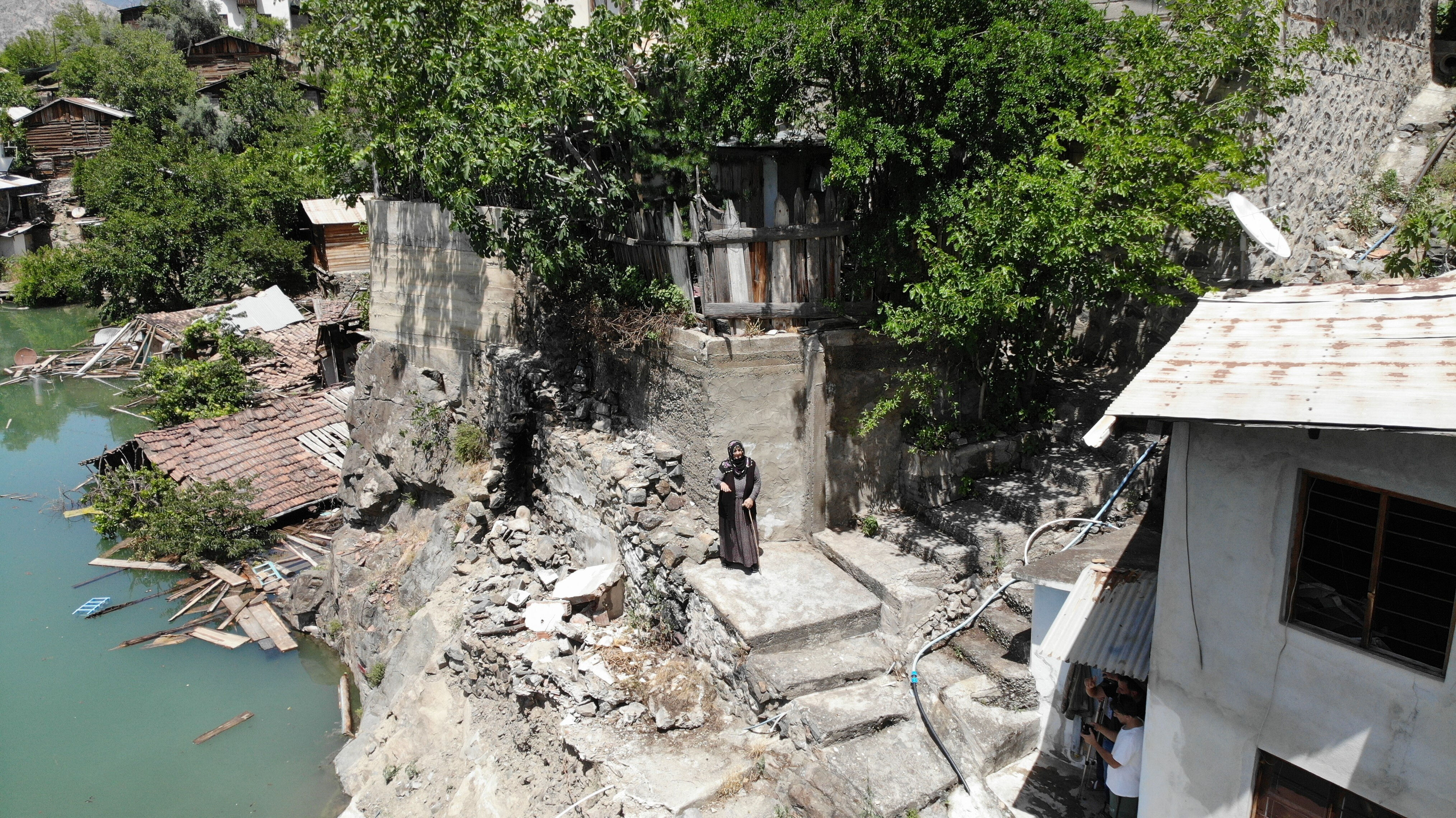 75 yaşında, koca köyde tek başına! Sular evinin duvarına dayanınca mahsur kaldı - 3. Resim