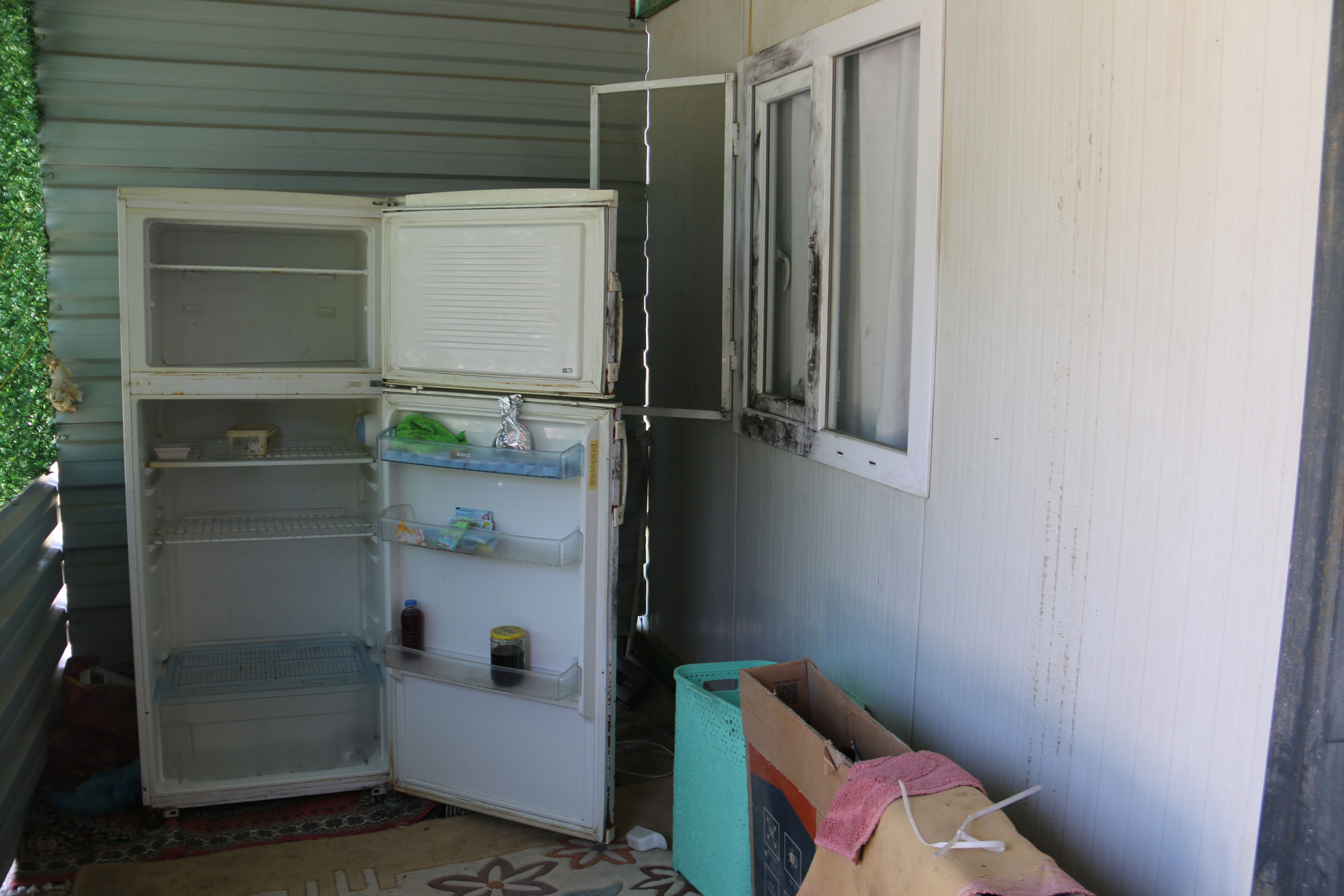 Hırsızlar depremzedelerin eşyalarına da dadandı: Dolaptaki yiyecekleri bile aldılar! - 1. Resim