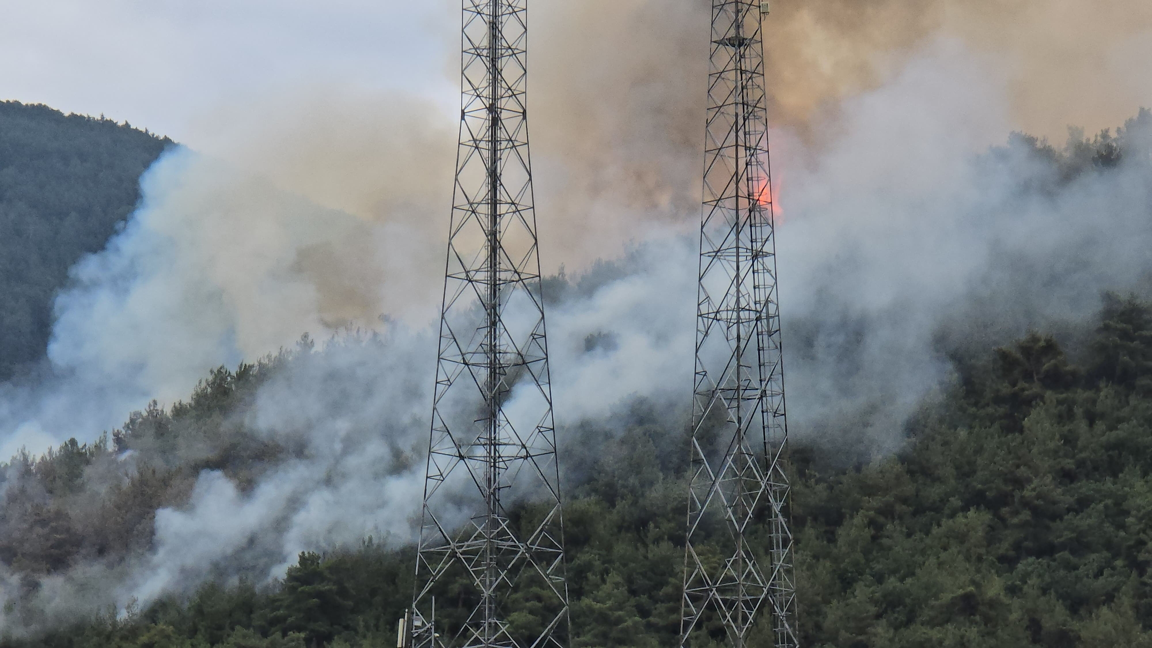Karabük'te yıldırım düşmesi sonucu çıkan orman yangını henüz kontrol altına alınamadı - 1. Resim