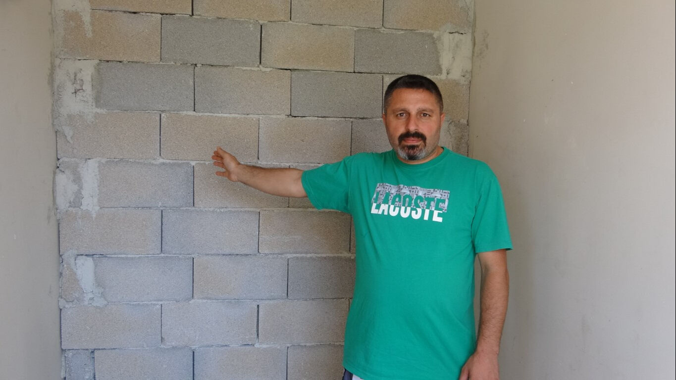 Mersin'de şaşırtan olay! Giriş kapısına duvar &ouml;r&uuml;ld&uuml; - 2. Resim