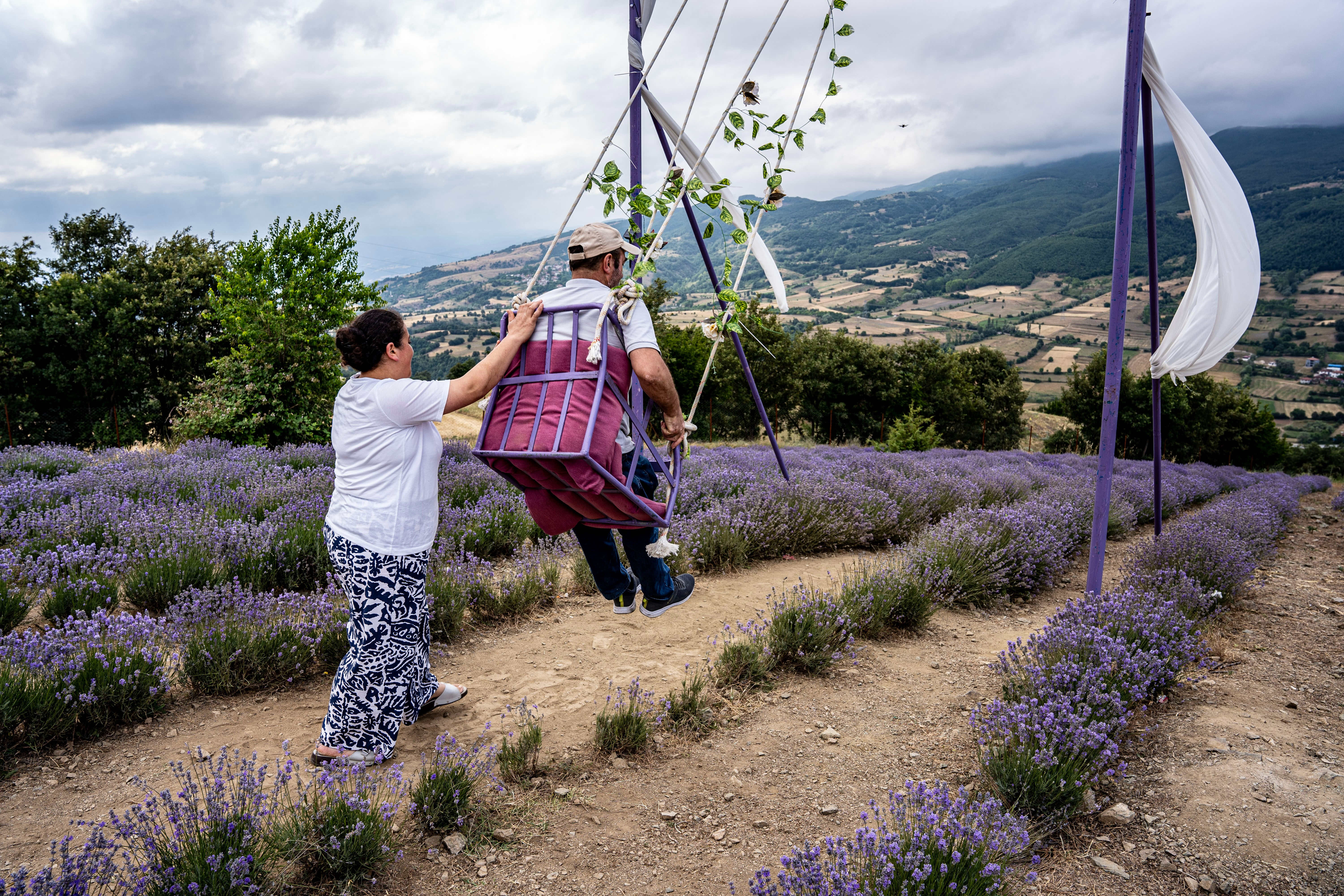Yolda g&ouml;r&uuml;p etkilendiler! İstanbul'u terk edip o şehre yerleştiler... Artık hayallerini ger&ccedil;ekleştiriyorlar - 1. Resim