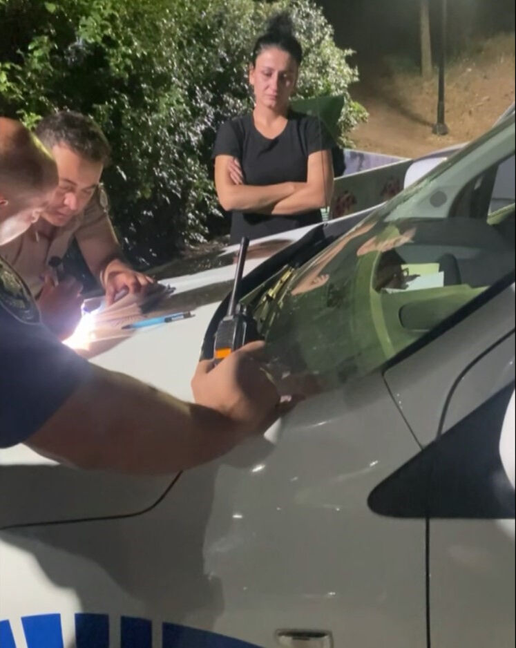 İşitmediği hakaret kalmadı, mahalleyi çıldırttı! Kadın bir lafı ile polisleri çileden çıkardı İşitmediği hakaret kalmadı, mahalleyi çıldırttı! Kadın bir lafı ile polisleri çileden çıkardı - 2. Resim