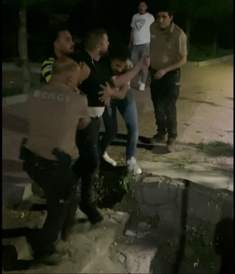 İşitmediği hakaret kalmadı, mahalleyi çıldırttı! Kadın bir lafı ile polisleri çileden çıkardı İşitmediği hakaret kalmadı, mahalleyi çıldırttı! Kadın bir lafı ile polisleri çileden çıkardı - 1. Resim