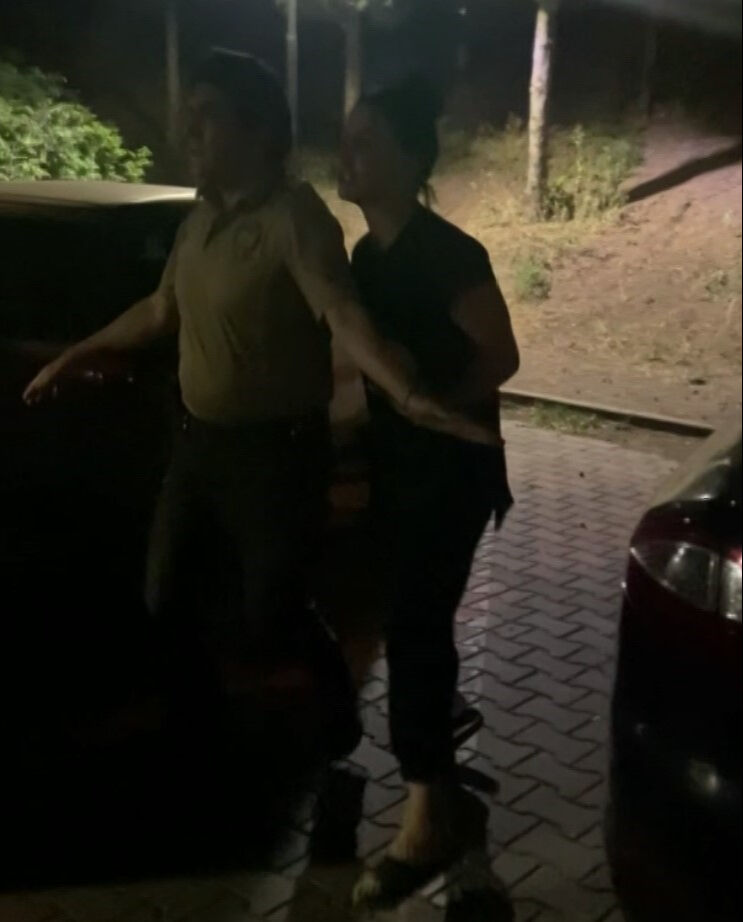 İşitmediği hakaret kalmadı, mahalleyi çıldırttı! Kadın bir lafı ile polisleri çileden çıkardı İşitmediği hakaret kalmadı, mahalleyi çıldırttı! Kadın bir lafı ile polisleri çileden çıkardı - 3. Resim