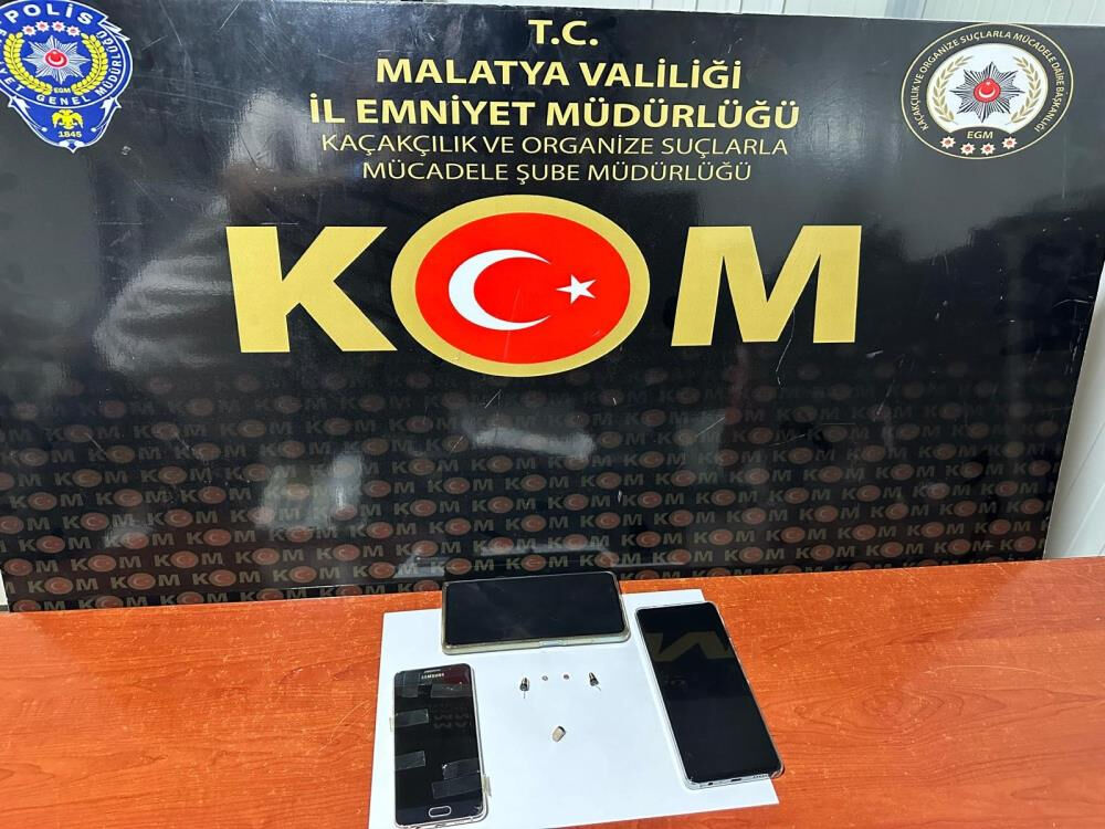 Malatya'daki ehliyet sınavında düzenekle kopya çektiren organizatör tutuklandı - 1. Resim