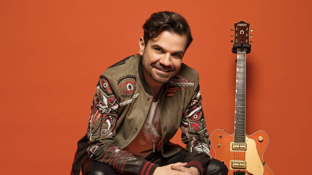 Teoman'ın gitarı rekor fiyata satıldı... Yeni sahibi ünlü oyuncu oldu Teoman'ın gitarı rekor fiyata satıldı... Yeni sahibi ünlü oyuncu oldu - 2. Resim