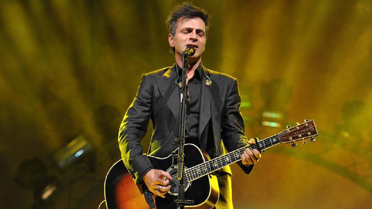 Teoman'ın gitarı rekor fiyata satıldı... Yeni sahibi ünlü oyuncu oldu Teoman'ın gitarı rekor fiyata satıldı... Yeni sahibi ünlü oyuncu oldu - 1. Resim