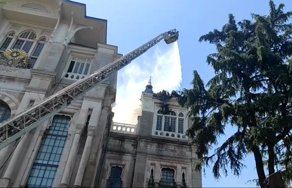 Üsküdar'da üniversite çatısında yangın! Dumanlar gökyüzüne ulaştı Üsküdar'da üniversite çatısında yangın! Dumanlar gökyüzüne ulaştı - 2. Resim