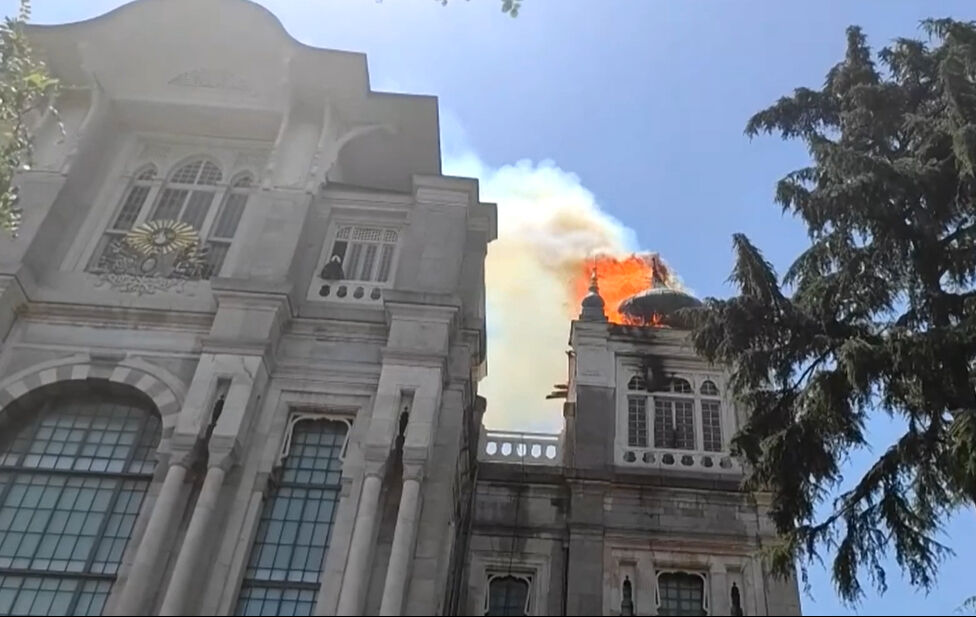 Üsküdar'da üniversite çatısında yangın! Dumanlar gökyüzüne ulaştı Üsküdar'da üniversite çatısında yangın! Dumanlar gökyüzüne ulaştı - 1. Resim