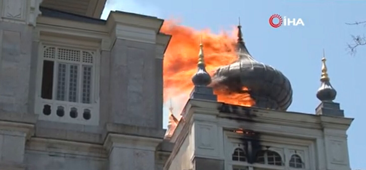Üsküdar'da üniversite çatısında yangın! Dumanlar gökyüzüne ulaştı Üsküdar'da üniversite çatısında yangın! Dumanlar gökyüzüne ulaştı - 3. Resim