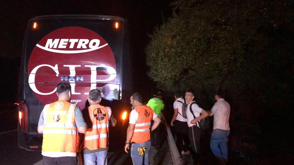 Yolcu otobüsü tıra çarptı! Faciadan dönülen kazada 'şoför uyudu' iddiası - 3. Resim