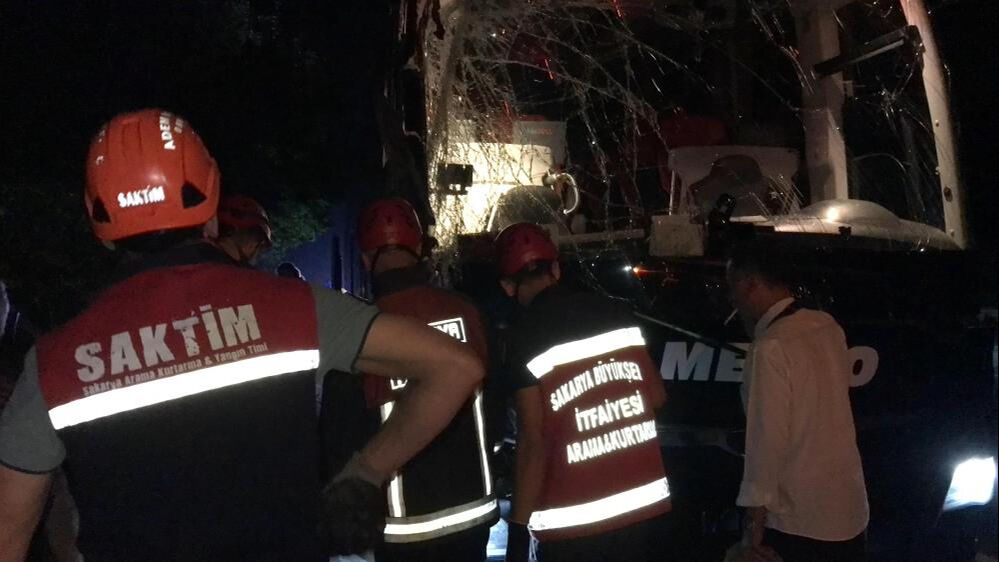 Yolcu otobüsü tıra çarptı! Faciadan dönülen kazada 'şoför uyudu' iddiası - 2. Resim