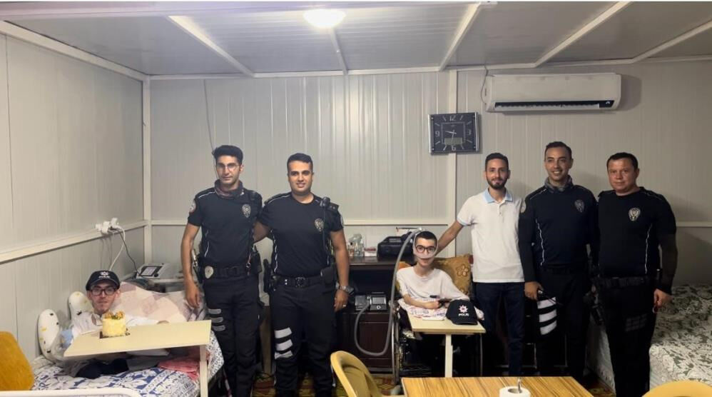 DMD hastası Ali Bağdadi'yi doğum gününde yalnız bırakmayan polisler duygulandırdı DMD hastası Ali Bağdadi'yi doğum gününde yalnız bırakmayan polisler duygulandırdı - 3. Resim