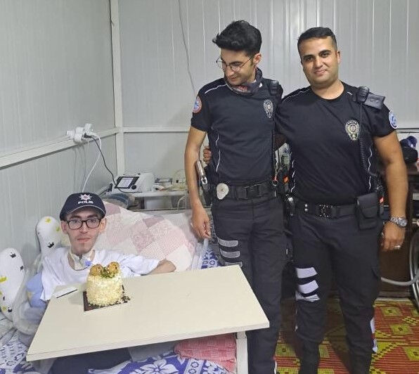 DMD hastası Ali Bağdadi'yi doğum gününde yalnız bırakmayan polisler duygulandırdı DMD hastası Ali Bağdadi'yi doğum gününde yalnız bırakmayan polisler duygulandırdı - 2. Resim