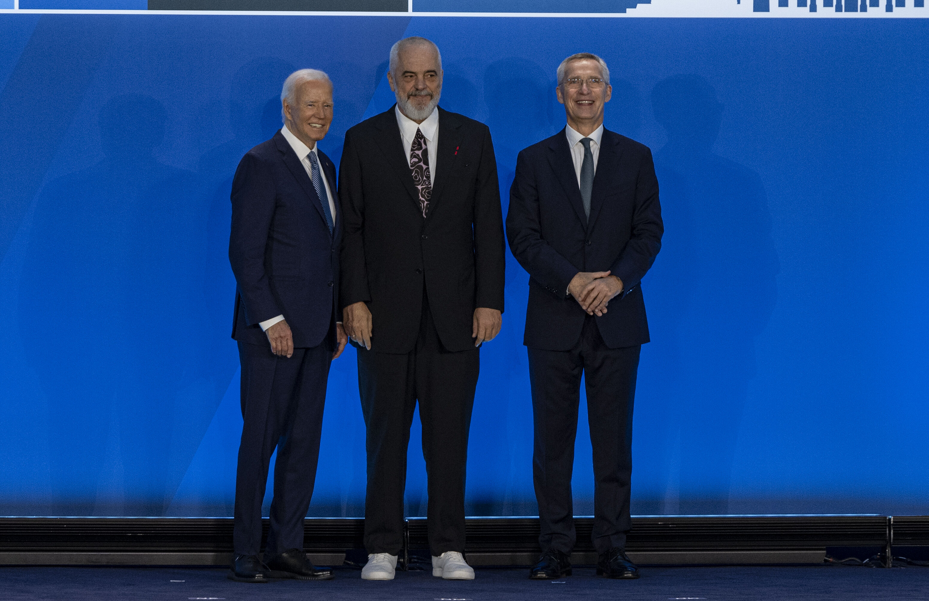 NATO Zirvesi'nde dikkat çeken kare! Rama'nın ayakkabılarını gören dönüp bir daha baktı NATO Zirvesi'nde dikkat çeken kare! Rama'nın ayakkabılarını gören dönüp bir daha baktı - 1. Resim