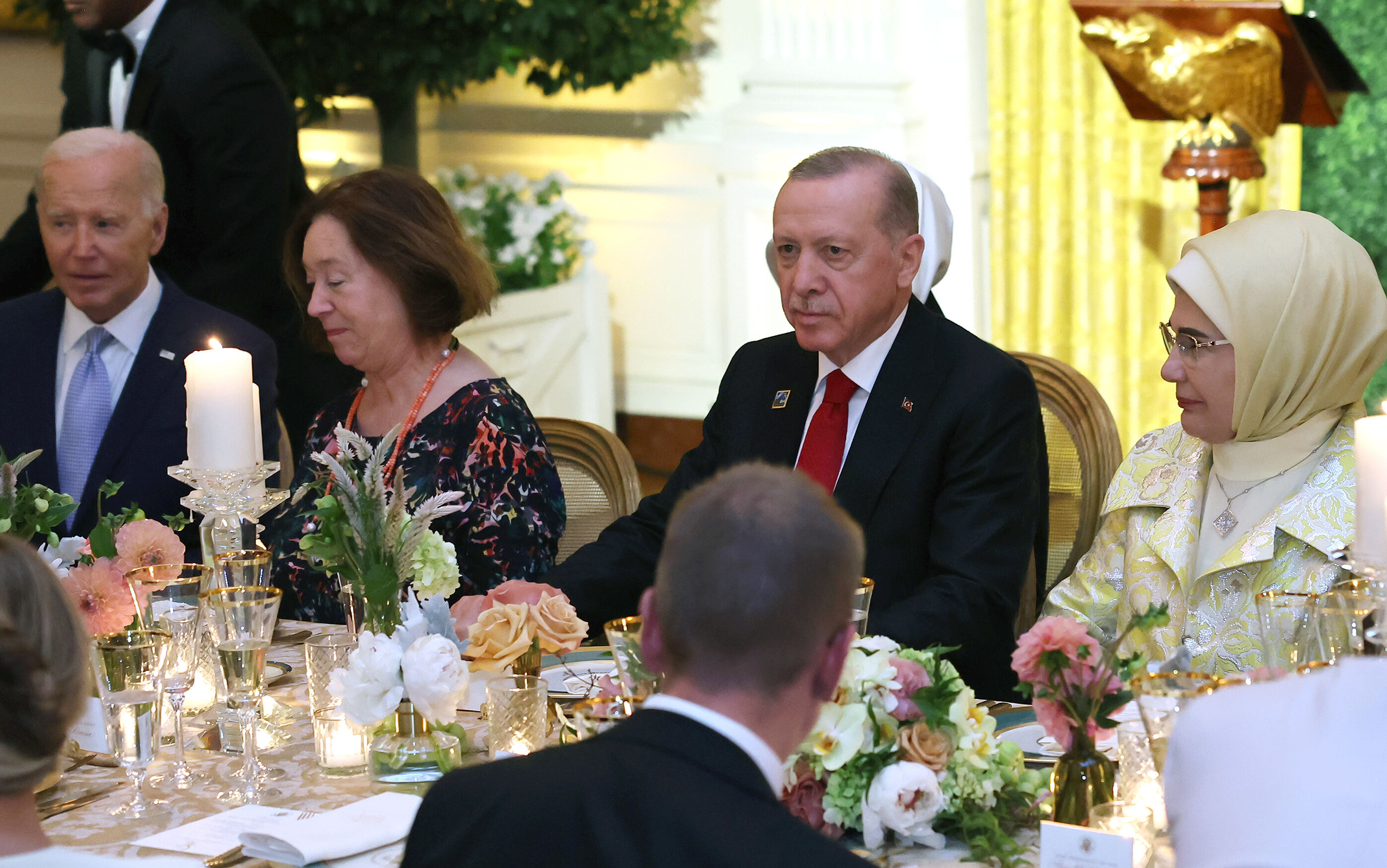 NATO Zirvesi'nde dikkat çeken kare! Yemeğe katılan Erdoğan çifti, aile pozuna girmedi NATO Zirvesi'nde dikkat çeken kare! Yemeğe katılan Erdoğan çifti, aile pozuna girmedi - 1. Resim