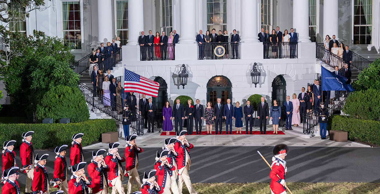 NATO Zirvesi'nde dikkat çeken kare! Yemeğe katılan Erdoğan çifti, aile pozuna girmedi NATO Zirvesi'nde dikkat çeken kare! Yemeğe katılan Erdoğan çifti, aile pozuna girmedi - 2. Resim