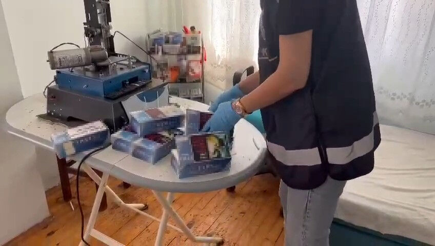Samsun'da evi sigara üretim fabrikasına çevirenlere operasyon Samsun'da evi sigara üretim fabrikasına çevirenlere operasyon - 2. Resim