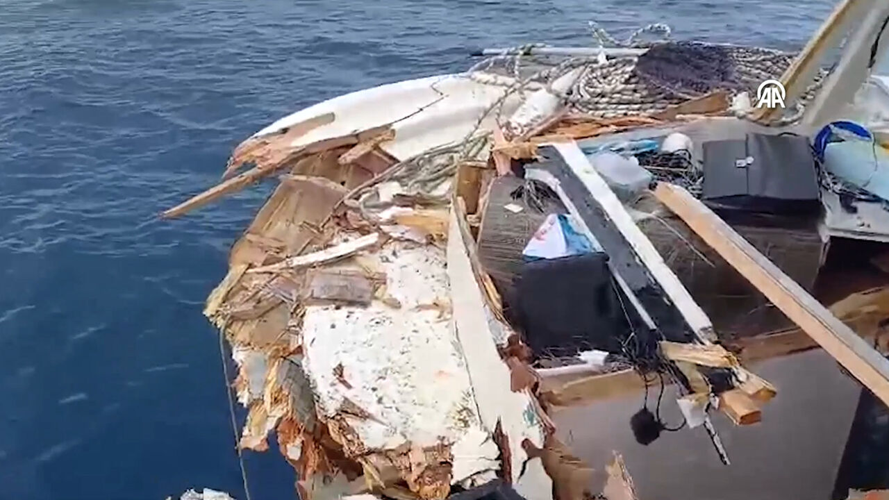 Yunan botları Gökçeada açıklarındaki balıkçının teknesini hedef aldı - 1. Resim