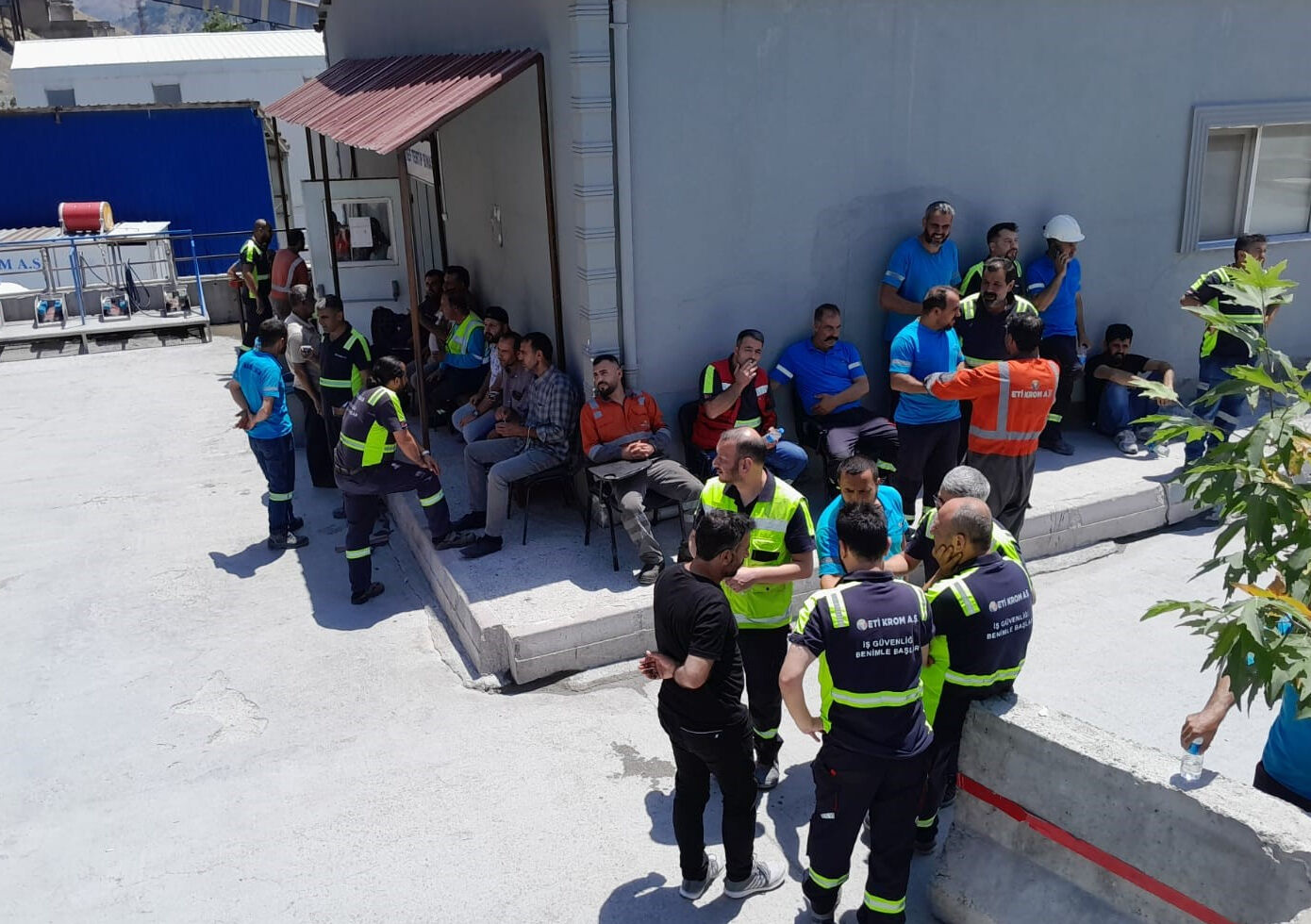 Talepte bulunan işçilere patrondan soğuk duş! Hepsini azarlayıp bir de tehdit etti Eti Krom'un sahibi, talepte bulunan işçilerini böyle azarladı - 1. Resim