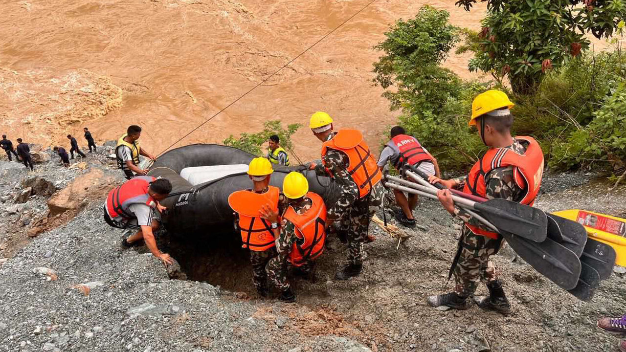 Heyelan otobüsleri nehre sürükledi! Onlarca kişi kayıp - 1. Resim