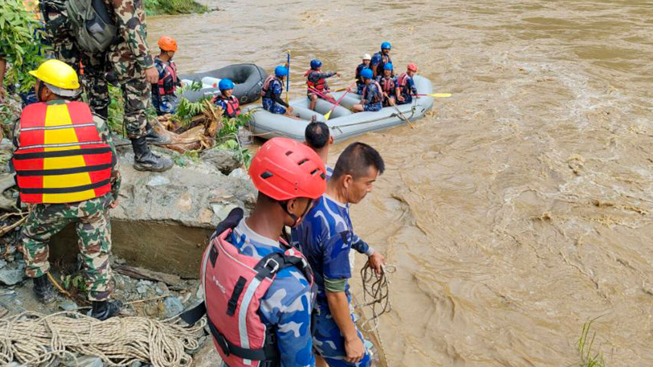 Heyelan otobüsleri nehre sürükledi! Onlarca kişi kayıp - 2. Resim