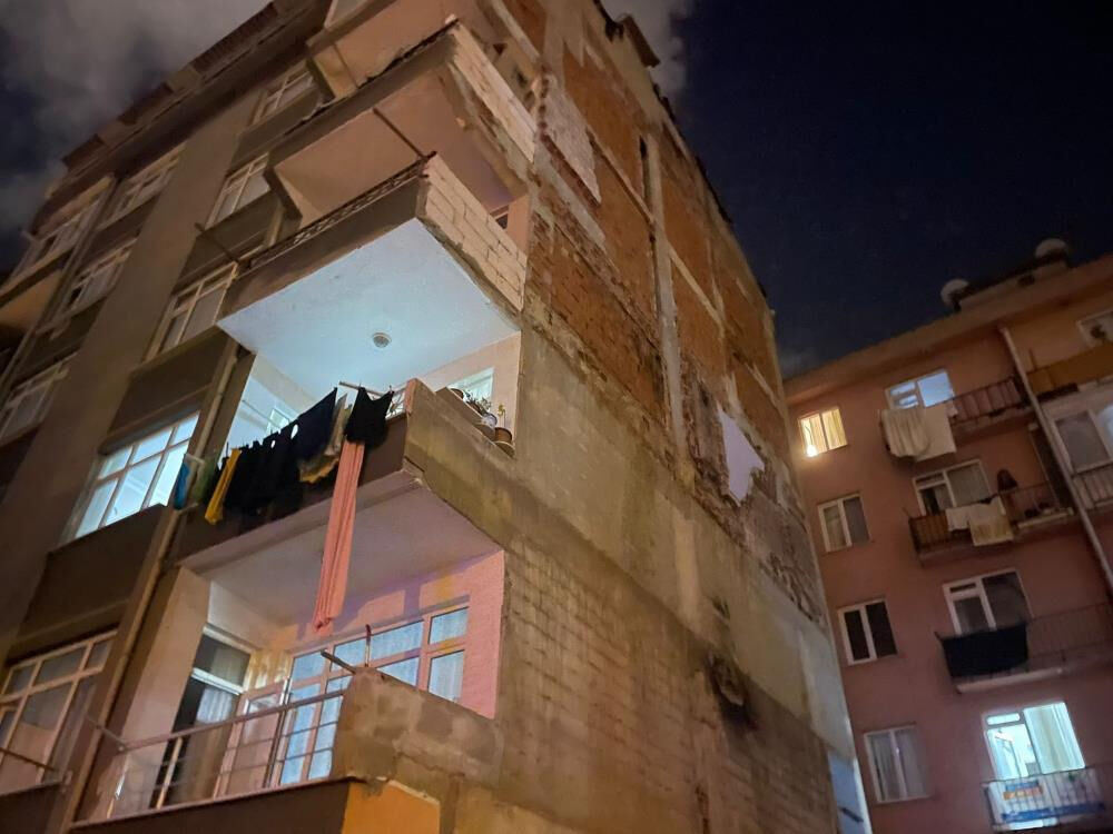 İstanbul'da sıcak saatler! Bina tahliye edildi, çok sayıda ekip olay yerinde İstanbul'da sıcak saatler! Bina tahliye edildi, çok sayıda ekip olay yerinde - 3. Resim