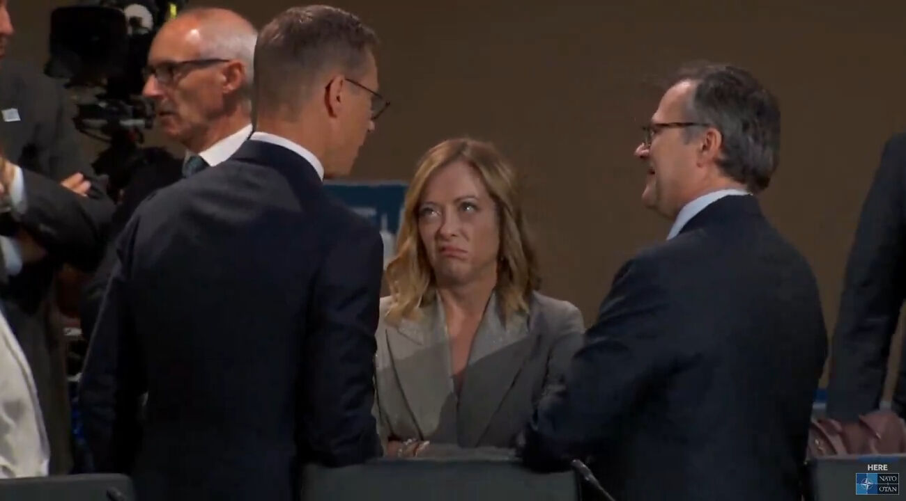 İtalya Başbakanı Giorgia Meloni'nin ABD Başkanı Biden'ı beklerken g&ouml;zlerini devirmedi g&uuml;ndem oldu - 1. Resim