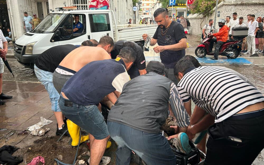 İzmir'deki sağanak yağmurda kaçak elektrik akımına kapılan iki kişi feci şekilde can verdi - 1. Resim