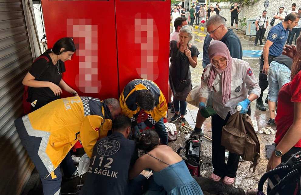 İzmir'deki sağanak yağmurda kaçak elektrik akımına kapılan iki kişi feci şekilde can verdi - 2. Resim