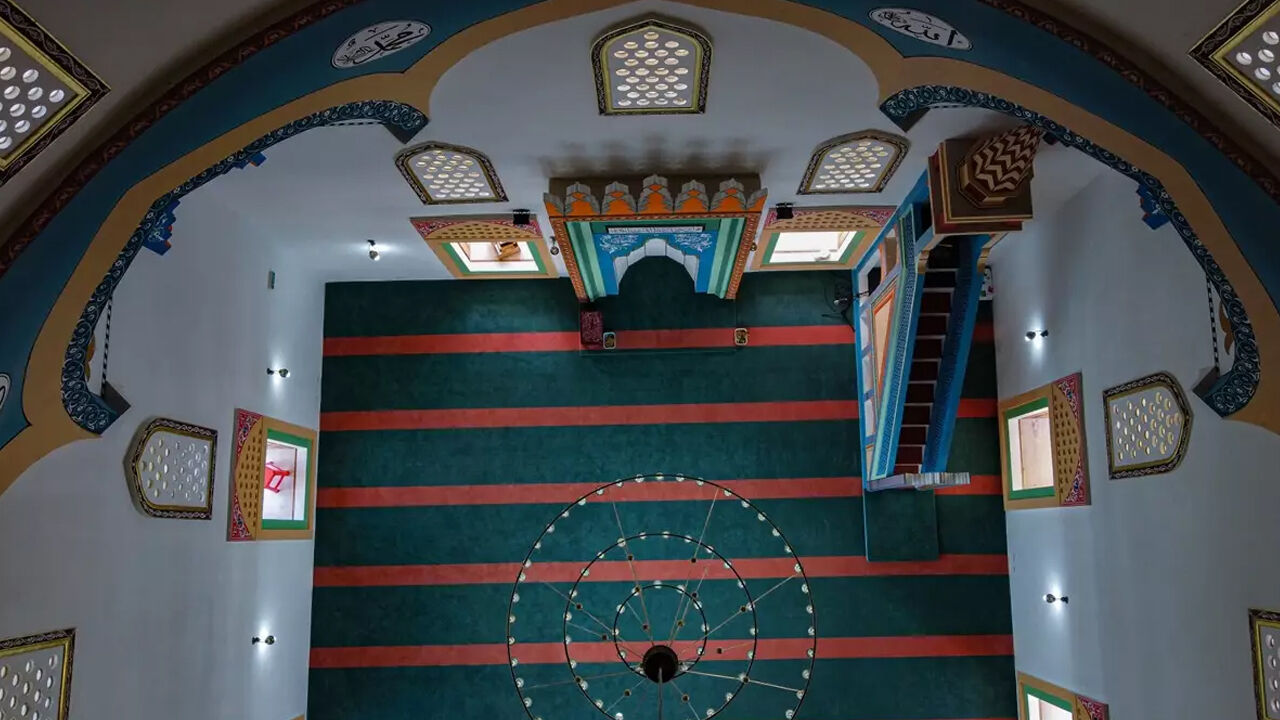 Osmanlı medeniyetinin yansıması olan ve savaşta yıkılan Bosna Hersek'teki Sinan Bey Camii ibadete a&ccedil;ıldı - 3. Resim