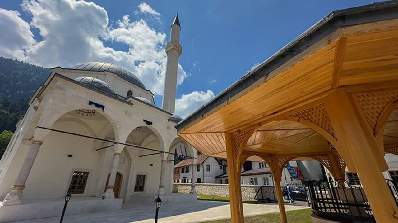 Osmanlı medeniyetinin yansıması olan ve savaşta yıkılan Bosna Hersek'teki Sinan Bey Camii ibadete a&ccedil;ıldı - 2. Resim
