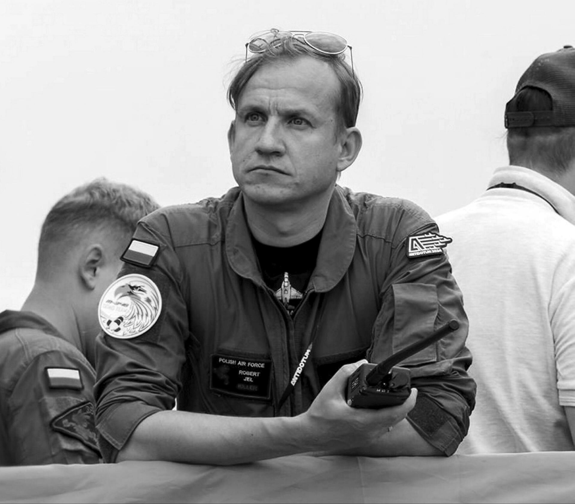 Polonya'daki eğitim uçuşunda M-346 tipi hafif taarruz uçağının düşmesiyle pilot Robert Jel öldü Polonya'daki eğitim uçuşunda M-346 tipi hafif taarruz uçağının düşmesiyle pilot Robert Jel öldü - 2. Resim