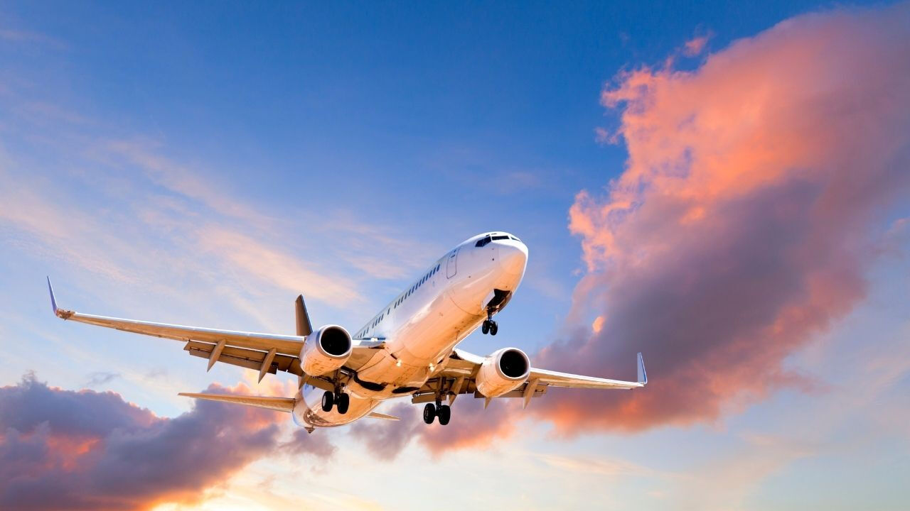 Rusya'da test uçuşunda düşen Sukhoi Superjet yolcu uçağının içerisinde 3 mürettebat bulunuyordu Test uçuşunda düşen Sukhoi Superjet yolcu uçağının içerisinde 3 mürettebat bulunuyordu - 1. Resim